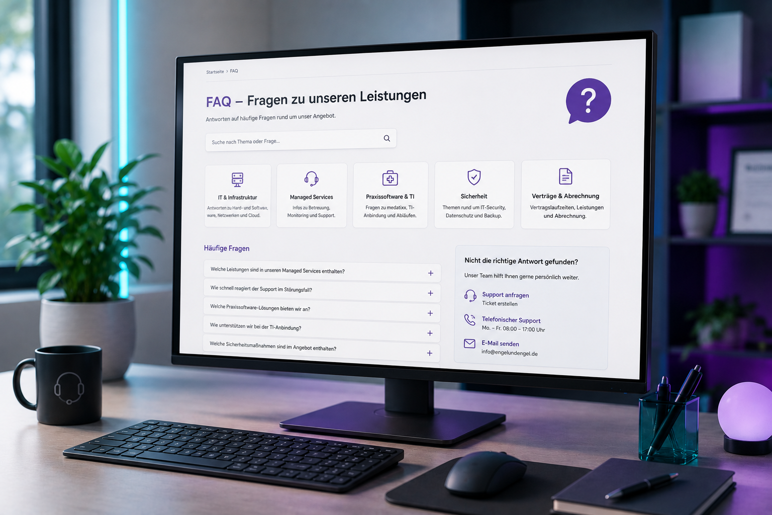 FAQ-Seite auf einem Monitor am Arbeitsplatz